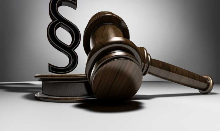 4 Ways to Pay Your Lawyer and Which One Benefits You the Most