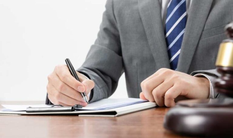 Can You Give Legal Advice Without Being a Lawyer