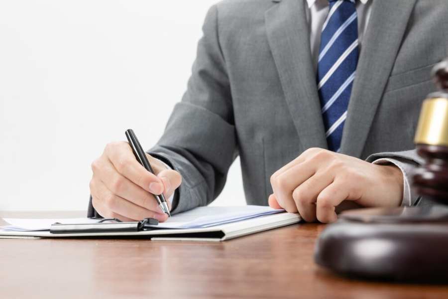 Can You Give Legal Advice Without Being a Lawyer